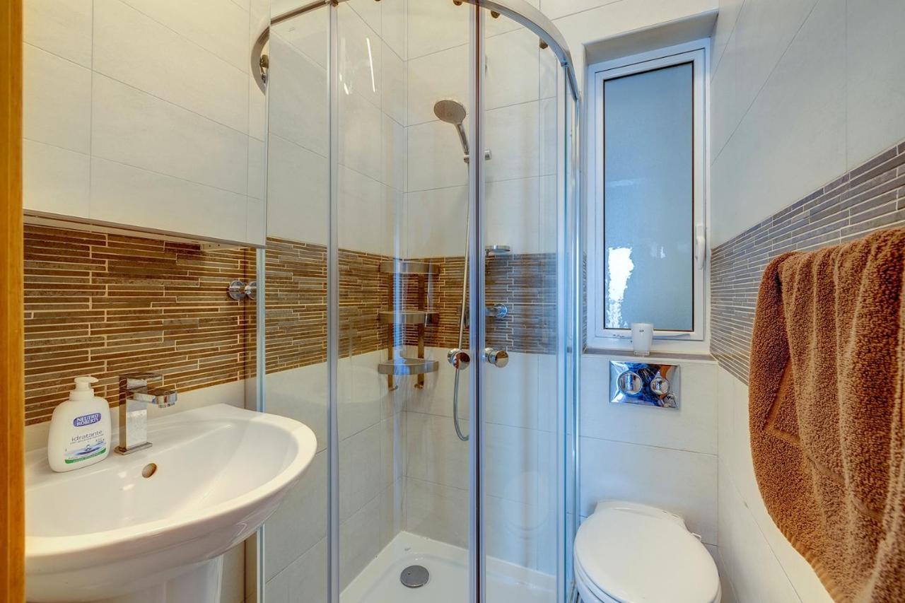 Prime Location Apartment With Side Seaviews Sliema Luaran gambar
